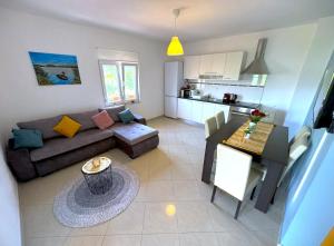 Η κουζίνα ή μικρή κουζίνα στο Apartments Miku