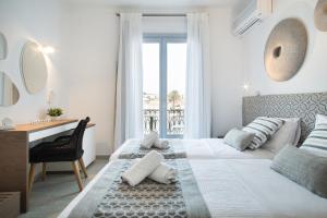 Cama ou camas em um quarto em Aurora - Rooms & Suites - Spetses