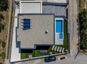 una vista sul tetto di una casa con piscina di Villa Bonce a Kaštela (Castelli)