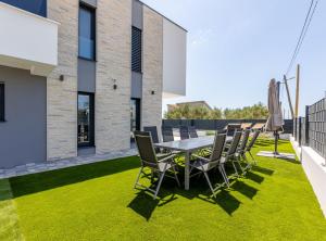 patio con tavolo e sedie in erba di Villa Bonce a Kaštela (Castelli)