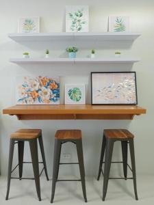 バコロドにあるChic Condo Retreat at Camella Manorの椅子2脚と水槽が置かれたテーブル