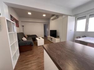 cocina y sala de estar con sofá y cama en Brisa & Beach a 3 Min de la Playa Zapillo, en Almería
