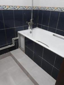 Ένα μπάνιο στο Appartement équipé à aïn turk