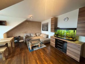 a living room with a couch and a fish tank at Fewo Thermenhafen Erding in Erding