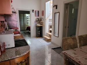 une cuisine avec un sol carrelé et un plan de travail dans l'établissement OLdBIA, à Olbia