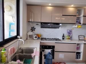 una cucina con lavandino e piano cottura di Lenayan Park View a Nairobi