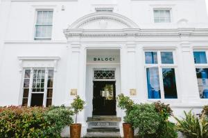 伯明翰Baloci的一栋白色建筑，门是黑色的