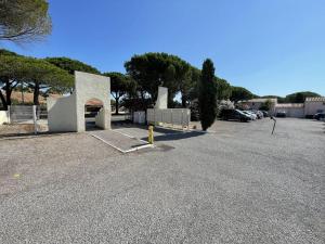 Zdjęcie z galerii obiektu Villa T3 Mezzanine Climatisée, Terrasse & Parking, 900m de la Plage - Saint-Cyprien Plage - FR-1-106-42 w mieście Saint-Cyprien