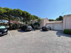 Zdjęcie z galerii obiektu Villa T3 Mezzanine Climatisée, Terrasse & Parking, 900m de la Plage - Saint-Cyprien Plage - FR-1-106-42 w mieście Saint-Cyprien