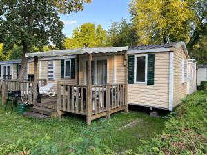 a wooden cabin with a porch and a deck at Le Muscat - bungalow pour 5 - TV - Clim in Boofzheim