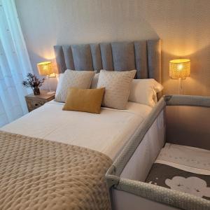 A bed or beds in a room at Casa Tarrío con Piscina - Santiago de Compostela