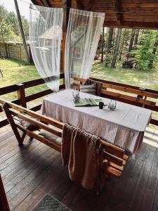 stół na pokładzie kabiny w obiekcie ROZTOCZE u ALEKSA SUSIEC - JACUZII , GORĄCA BALIA!!! w mieście Susiec