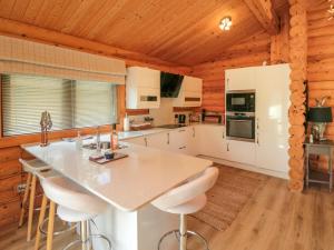 Η κουζίνα ή μικρή κουζίνα στο Wainstones Lodge 2