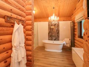 Ένα μπάνιο στο Wainstones Lodge 2 +7 φωτογραφίες