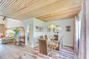 Et opholdsområde på Resort-Style Pools Vibrant Condo in Palm Springs