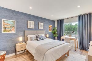 En eller flere senge i et værelse på Resort-Style Pools Vibrant Condo in Palm Springs + 25 billeder