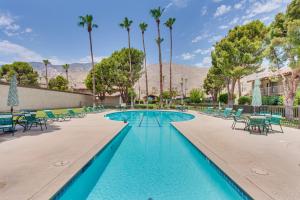 Swimmingpoolen hos eller tæt på Resort-Style Pools Vibrant Condo in Palm Springs