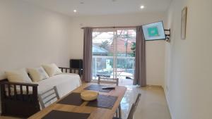 a living room with a table and a couch at Departamento a estrenar GALO VII in San Bernardo