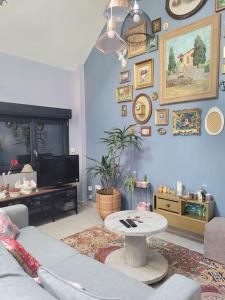 a living room with a couch and a table at Maison à la campagne in Haut-Hameau