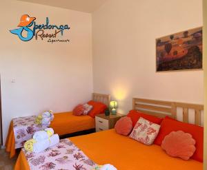 a room with two beds and a couch in it at Casa Marea Sperlongaresort apartment in Sperlonga