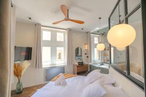 a bedroom with a bed and a ceiling fan at LaBolla, charmant cocon avec spa, cœur de Lyon in Lyon