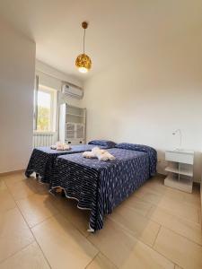 ピッツォにあるGiardini Segretiのタオルが敷かれたベッドが2つある寝室 +22枚の写真