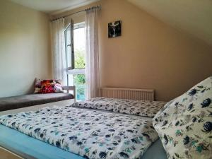 Ένα ή περισσότερα κρεβάτια σε δωμάτιο στο Holiday Home Seehaus Blue Faak by Interhome