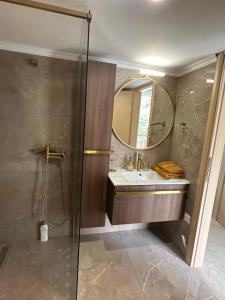 パレオ・ティフリキにあるOlivia -Ελιάのシャワー、洗面台、鏡を備えたバスルーム +37枚の写真