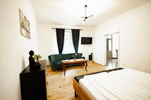 a bedroom with a bed and a couch and a table at Casa Leonhardt in Sighişoara