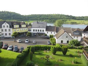 a town with cars parked in a parking lot at Ferienwohnungen Haus Hinneres in Schalkenmehren