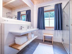 Koupelna v ubytování Chalet Glockner-2 by Interhome