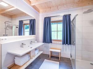 Koupelna v ubytování Chalet Glockner-2 by Interhome