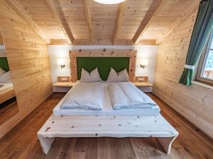 Postel nebo postele na pokoji v ubytování Chalet Glockner-2 by Interhome