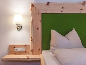 Postel nebo postele na pokoji v ubytování Chalet Glockner-2 by Interhome