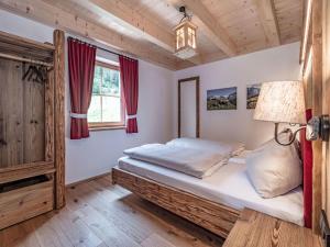 Postel nebo postele na pokoji v ubytování Chalet Glockner-2 by Interhome