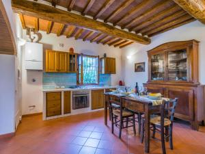 Η κουζίνα ή μικρή κουζίνα στο Holiday Home Cerretino - Tettoia by Interhome