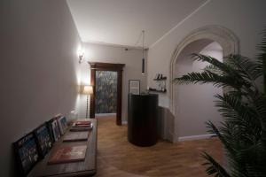 a living room with a table and a plant at Dimora Storica Nella Torre Bed & Breakfast in Ascoli Piceno