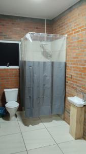 ein Badezimmer mit Dusche, Toilette und Waschbecken in der Unterkunft Quarto Coralina - Bio Cult in Campo Alegre