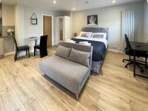 En eller flere senge i et værelse på Modern Studio & Prime City Location - CB1 Just off Mill Rd - Walk to Station and City Centre