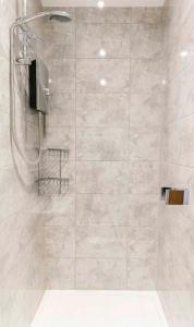 Et badeværelse på Modern Studio & Prime City Location - CB1 Just off Mill Rd - Walk to Station and City Centre + 19 billeder