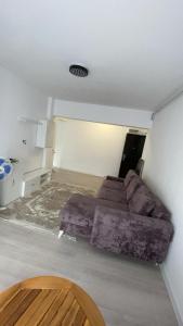 Un dormitorio con una cama grande en una habitación. en Kaya residence, en Mamaia Nord – Năvodari
