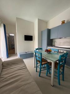 Televisyen dan/atau pusat hiburan di BURMARIA APARTMENT and ROOM with garden and jacuzzi
