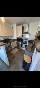 una cucina con lavello e fornello forno superiore di Studio a Saint-Maurice