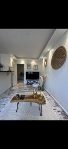 un soggiorno con un tavolo e un divano di Studio a Saint-Maurice