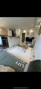 un soggiorno con un divano e un tavolo di Studio a Saint-Maurice Altre 2 foto