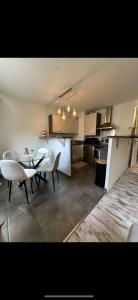 una cucina e una sala da pranzo con tavolo e sedie di Studio a Saint-Maurice