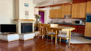 une cuisine avec une cheminée et une table avec des chaises dans l'établissement La Mansarda, à Assise 14 autres photos