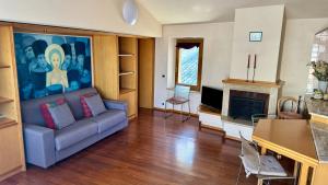 un salon avec un canapé et une cheminée dans l'établissement La Mansarda, à Assise