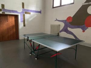 a ping pong table in a room with a painting at Ferienwohnung Eulenflucht in Hameln