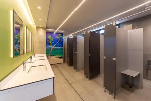 a bathroom with three sinks and a large mirror at Camping Villasol in Benidorm